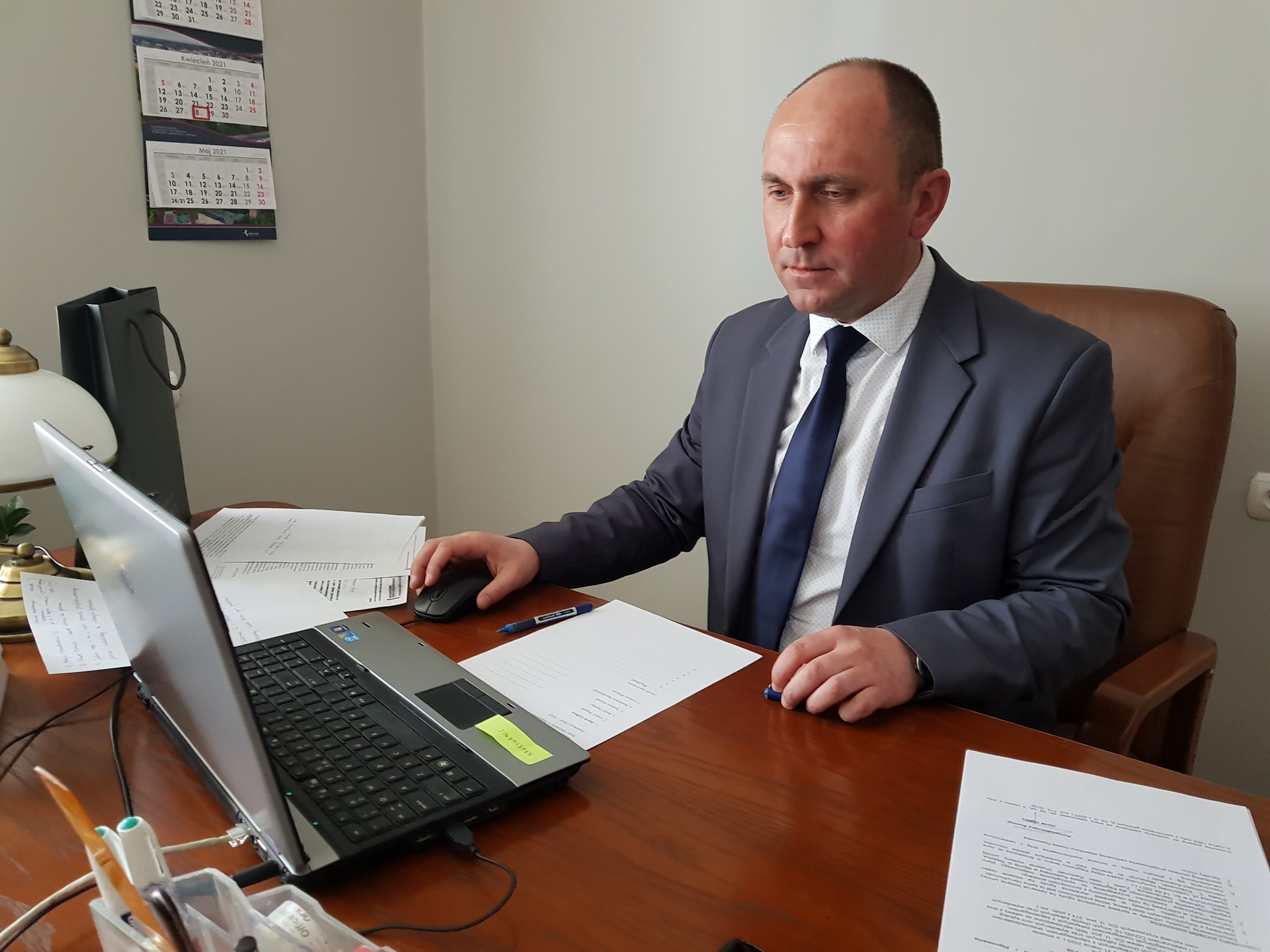 Przewodniczący Komisji Rozwoju Miasta i Planowania Przestrzennego Jacek Gębicz Przewodniczacy Komisji Rozwoju Jacek Gębicz siedzi przy biurku.
