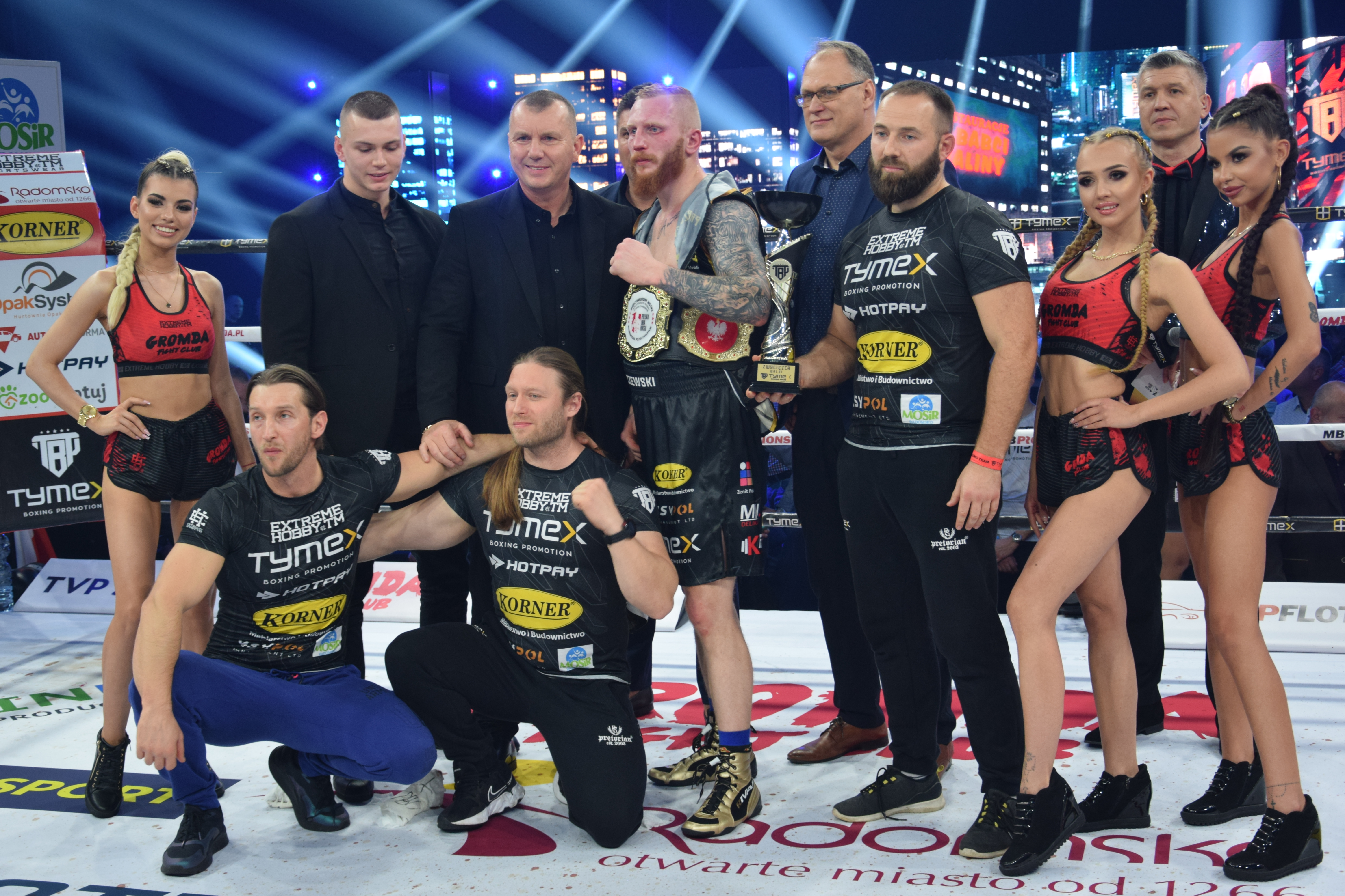 Pamiątkowe zdjęcie prezydenta Radomska Jarosława Ferenca z zespołem Roberta Parzęczewskiego po jego zwycięskiej walce podczas Gali Tymex Boxing Night.