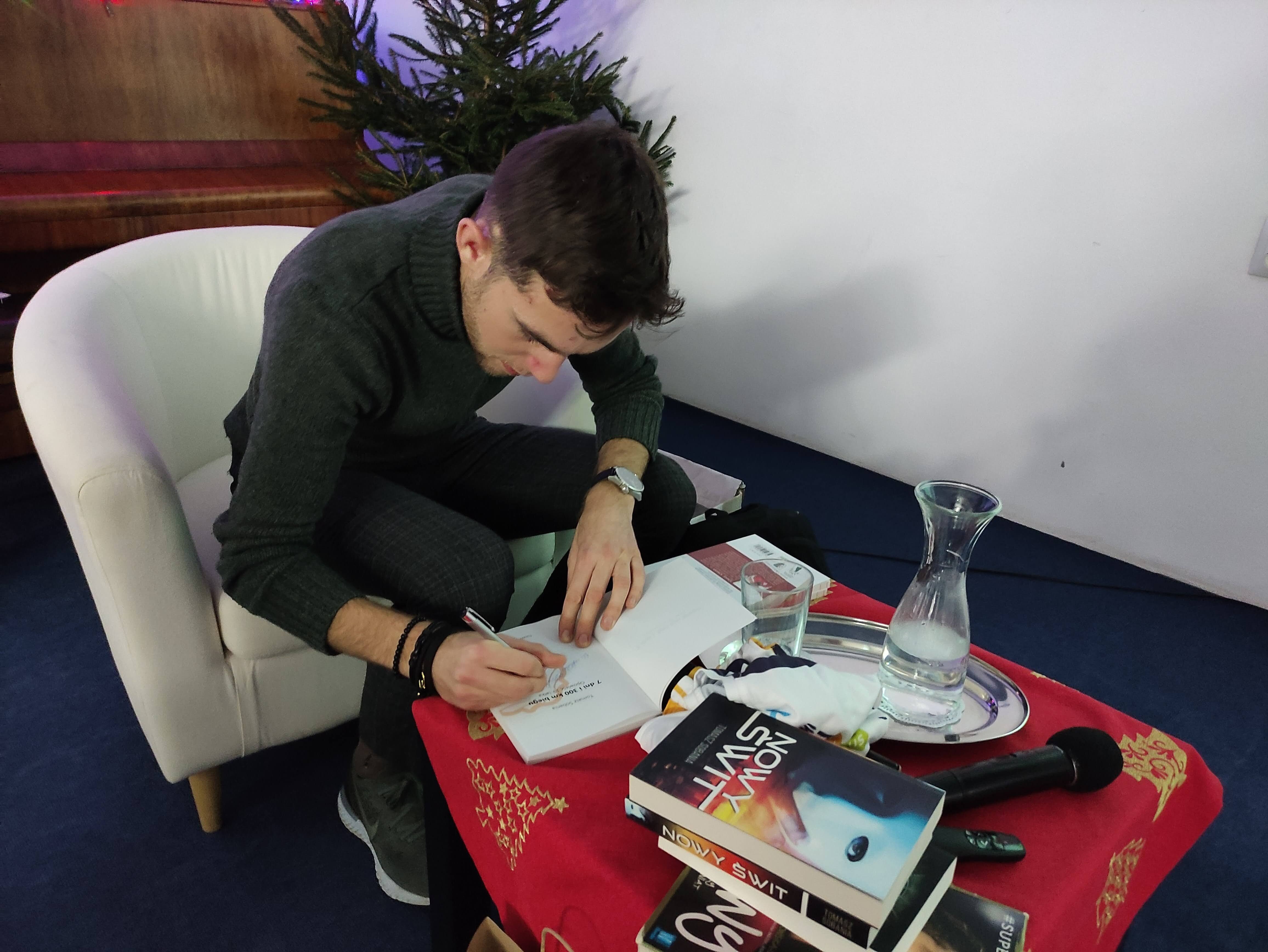 Tomasz Sobania w bibliotece