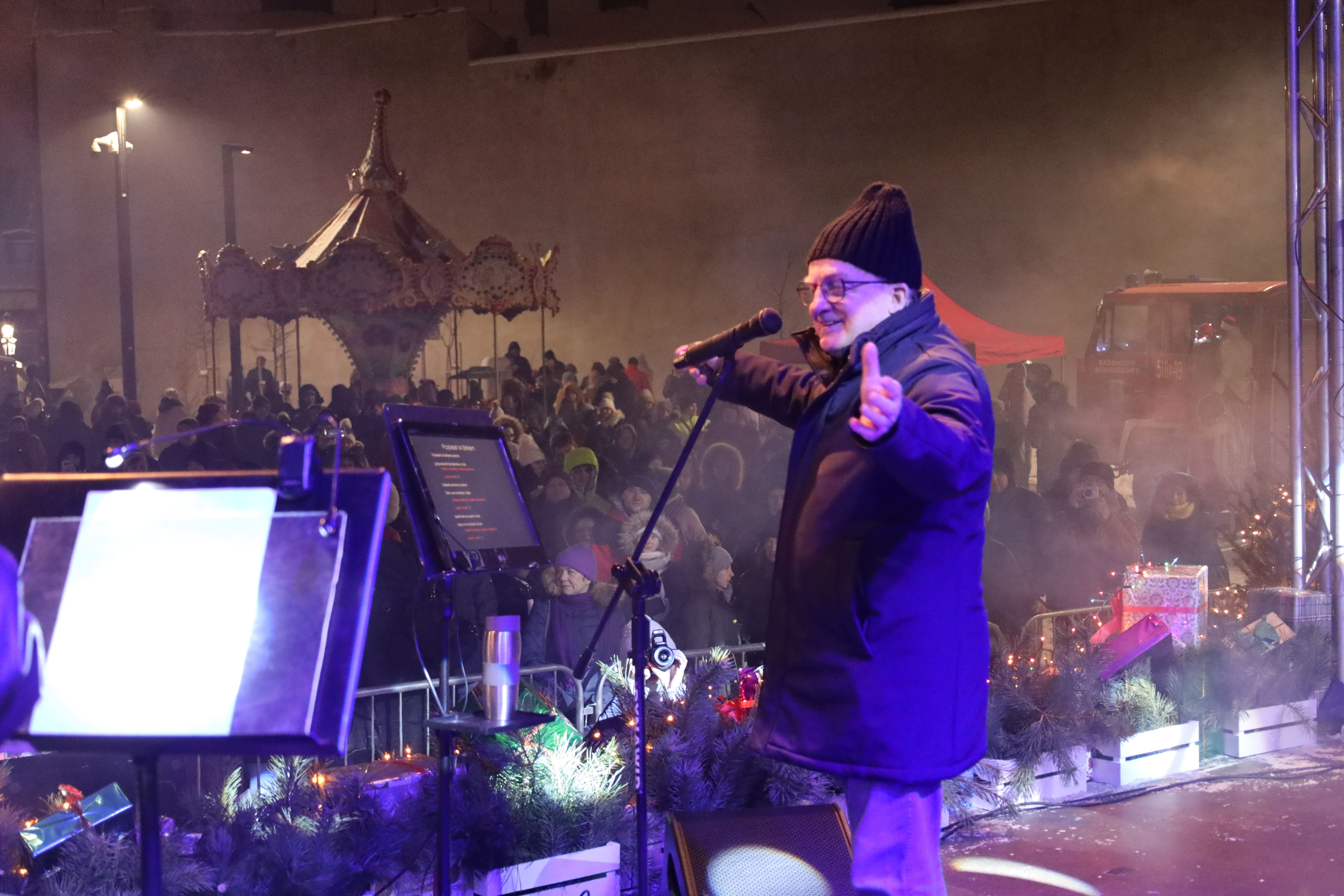 Jarmark Bożonarodzeniowy - życzenia dla radomszczan, a na zakończenie Felicjan Andrzejczak