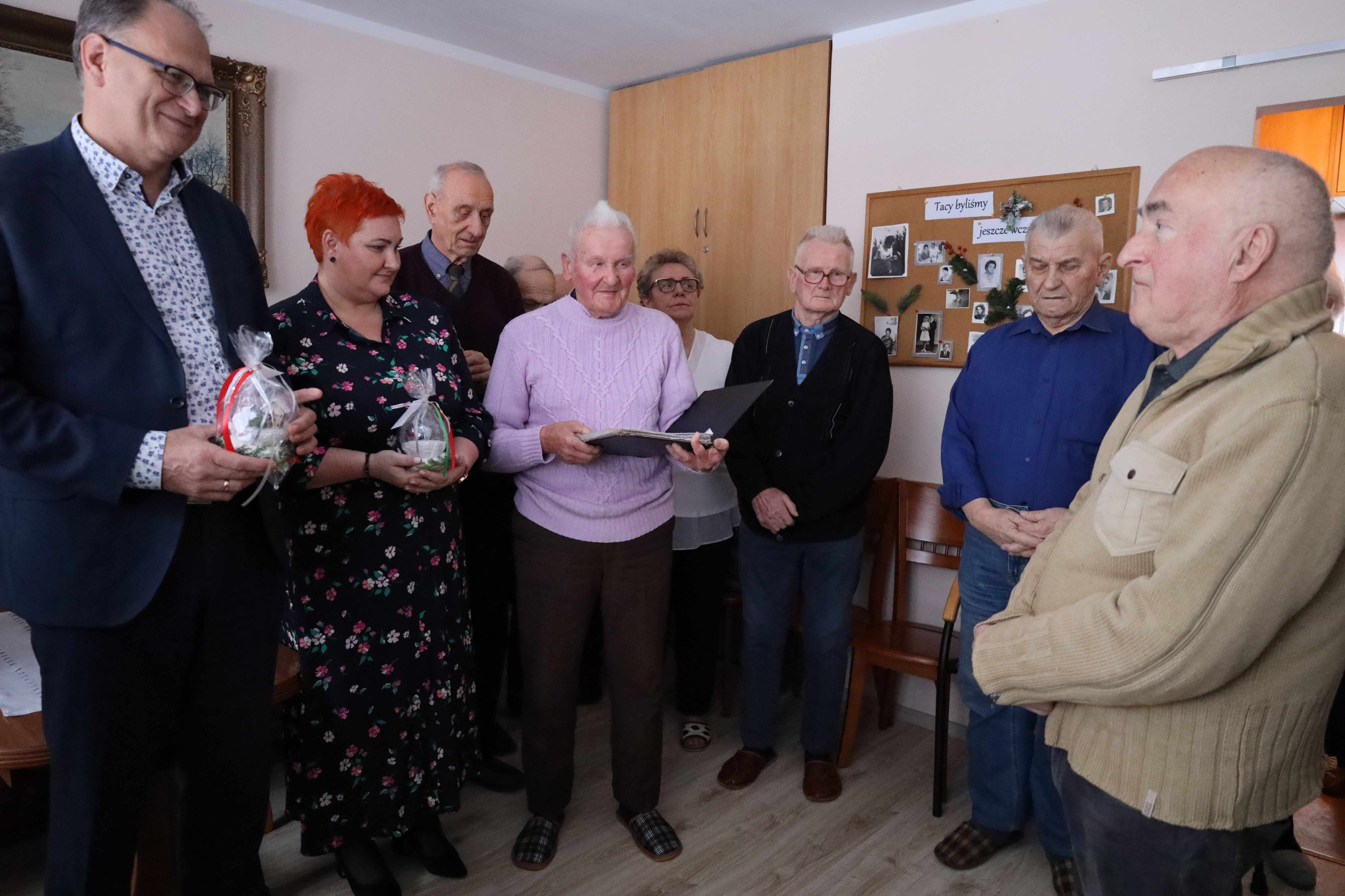 Seniorzy z DDPS usiedli przy wigilijnym stole