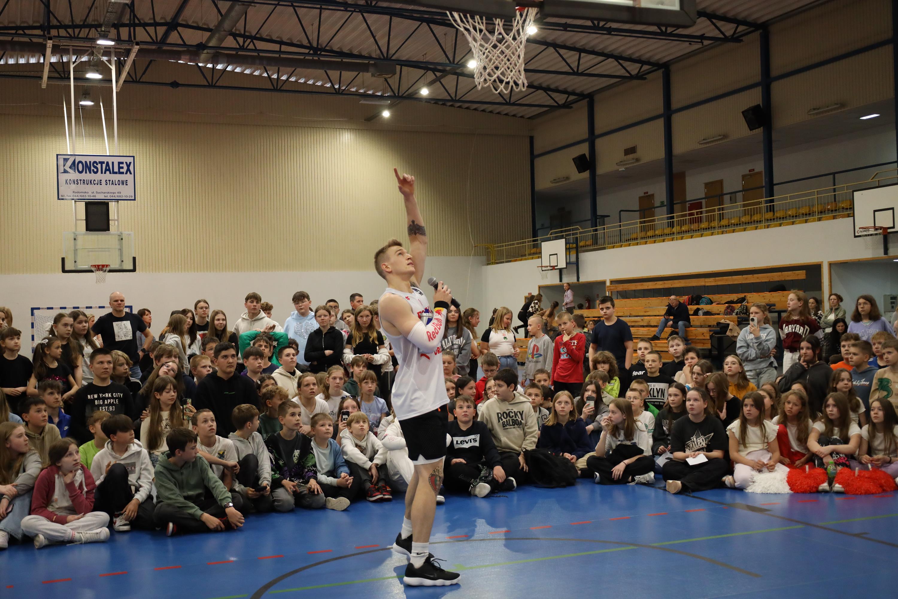 Piotr "Grabo" Grabowski Mistrz Świata we wsadach do kosza FIBA 3x3, odwiedził dzisiaj Miejską Halę Sportową w Radomsku
