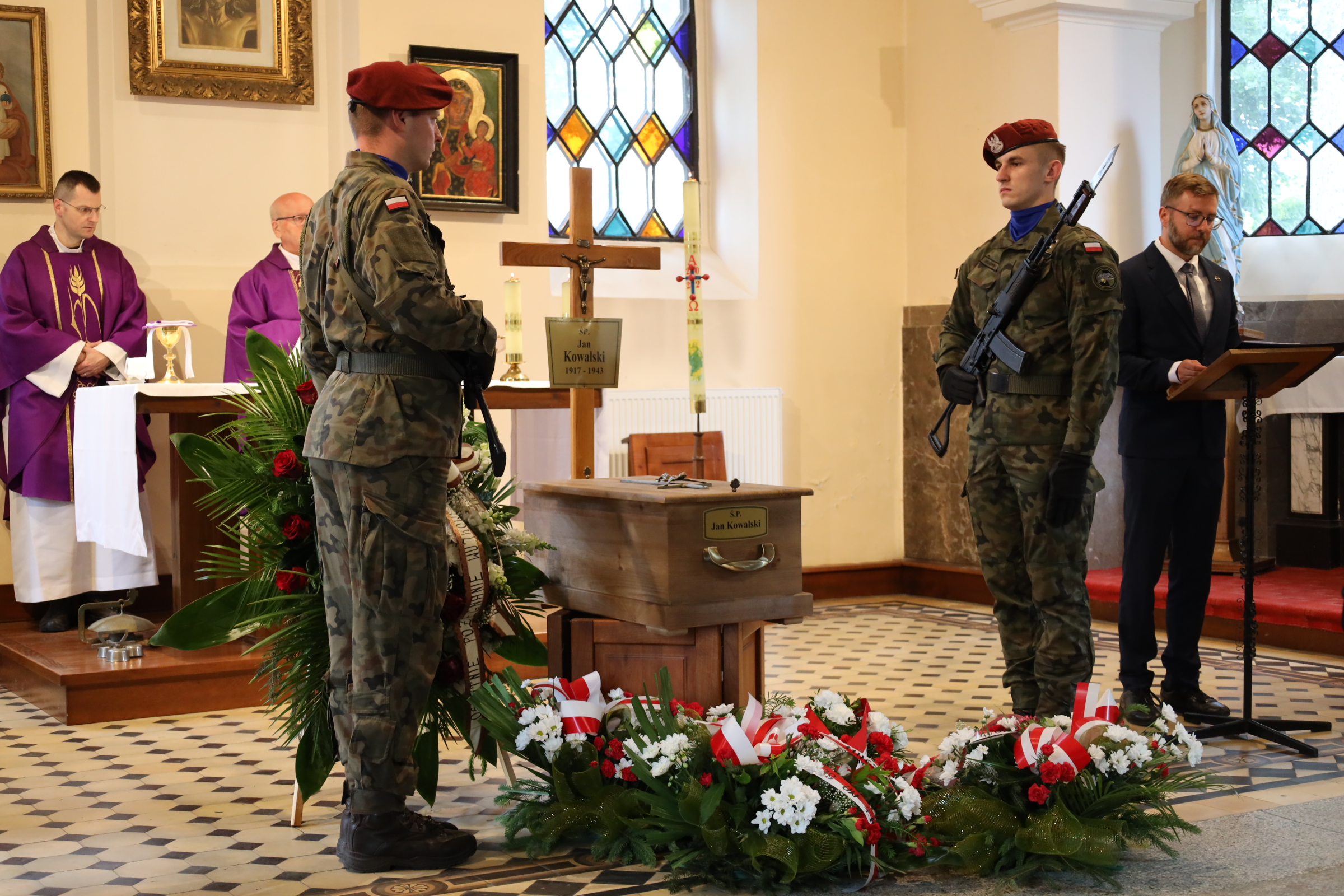 Uroczystość pogrzebowa zamordowanego w 1943 roku Jana Kowalskiego