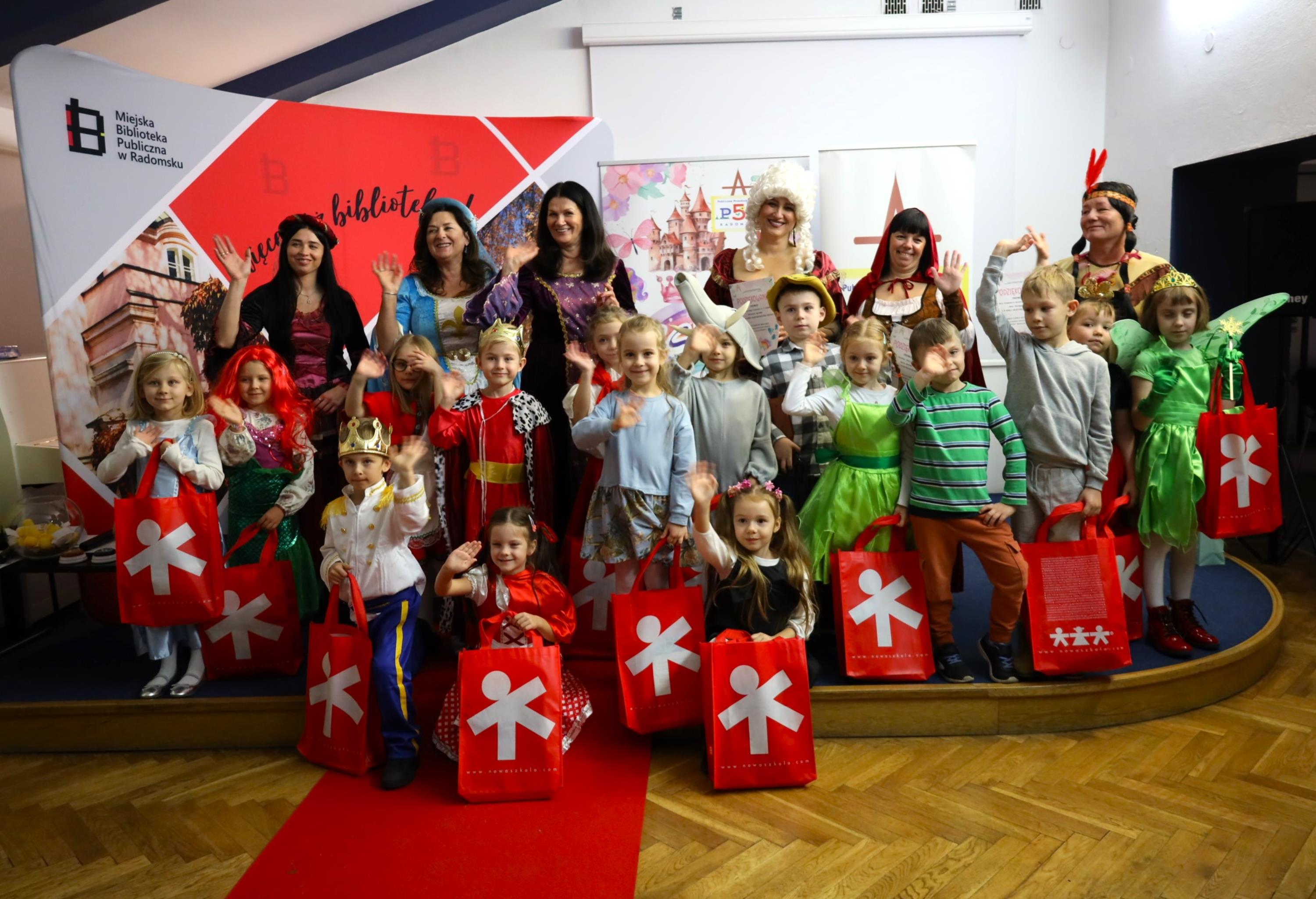 Przedszkolaki świętują Międzynarodowy Dzień Postaci z Bajek