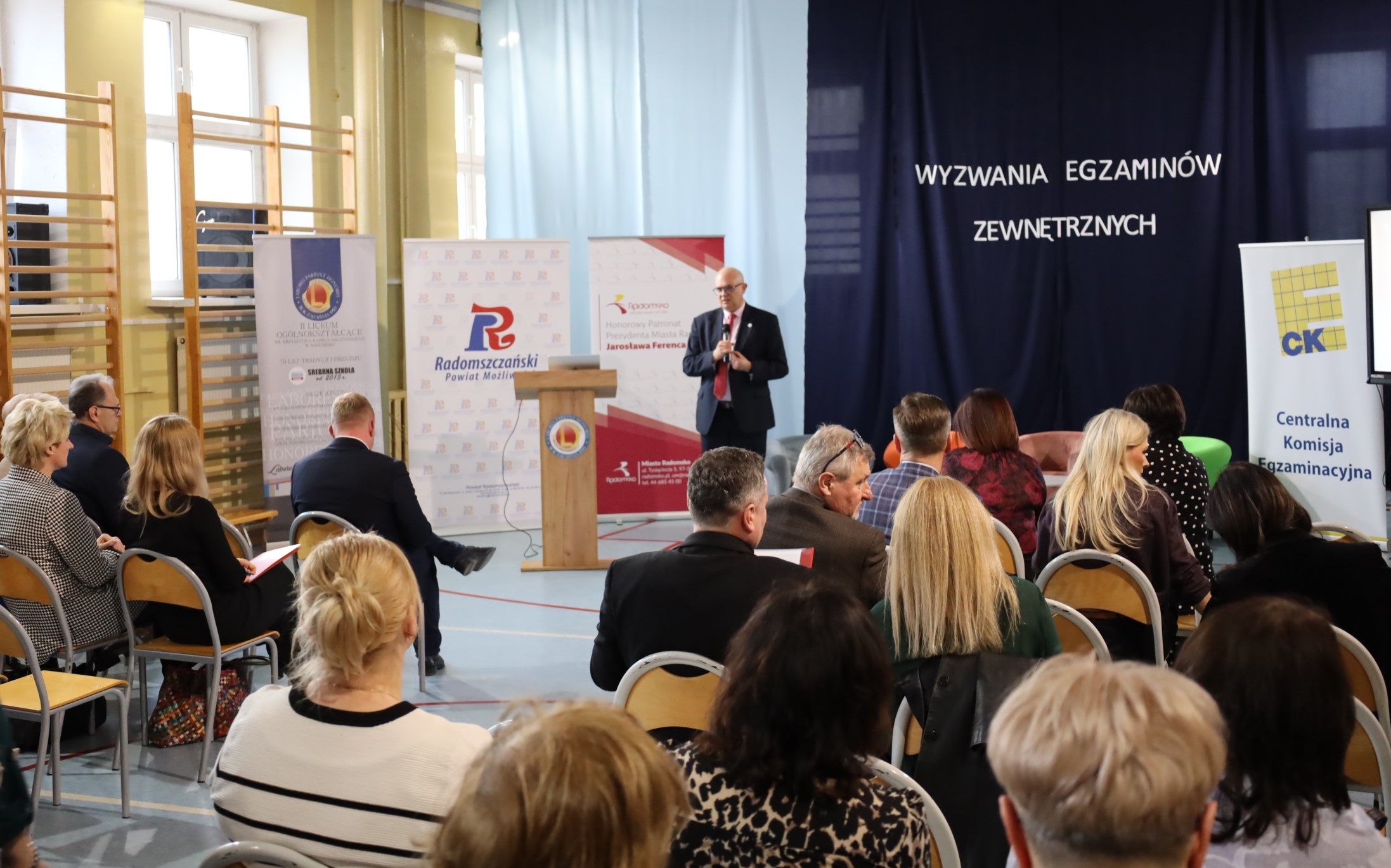 Dyrektorzy i nauczyciele radomszczańskich szkół na konferencji o egzaminach zewnętrznych