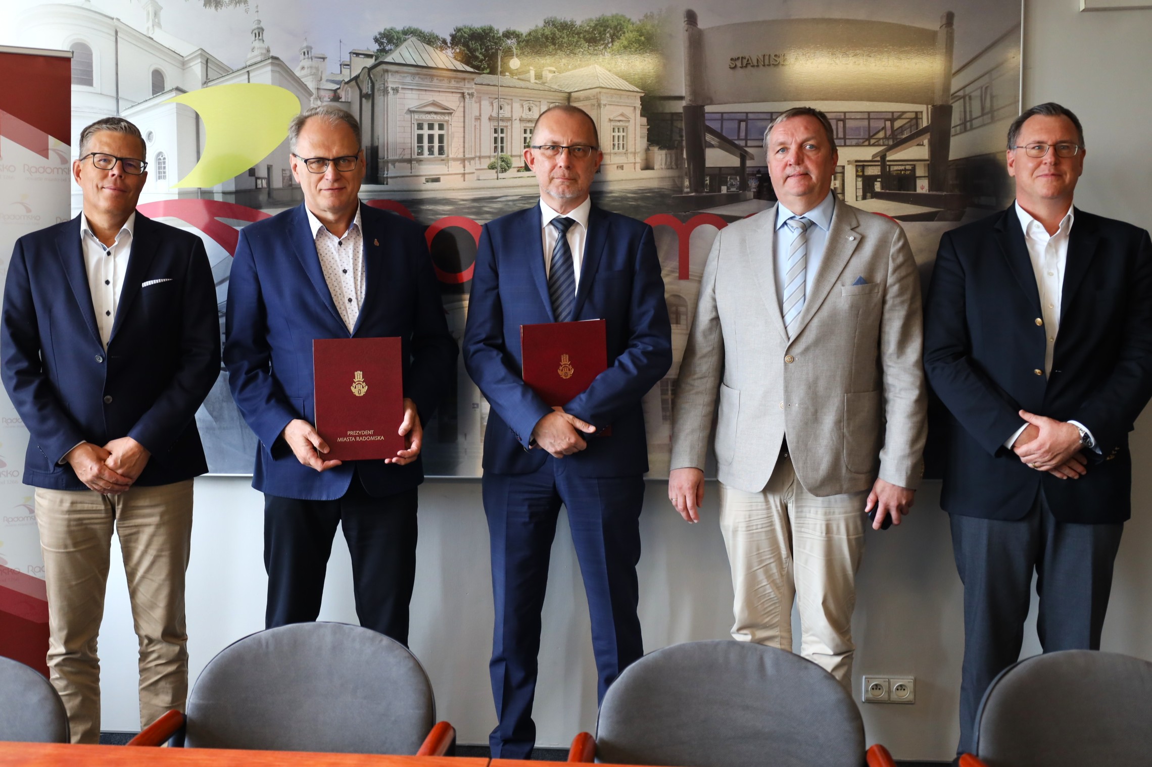 Wspólne zdjęcie prezydenta oraz inwestorów. Wspólne zdjęcie prezydenta oraz inwestorów.