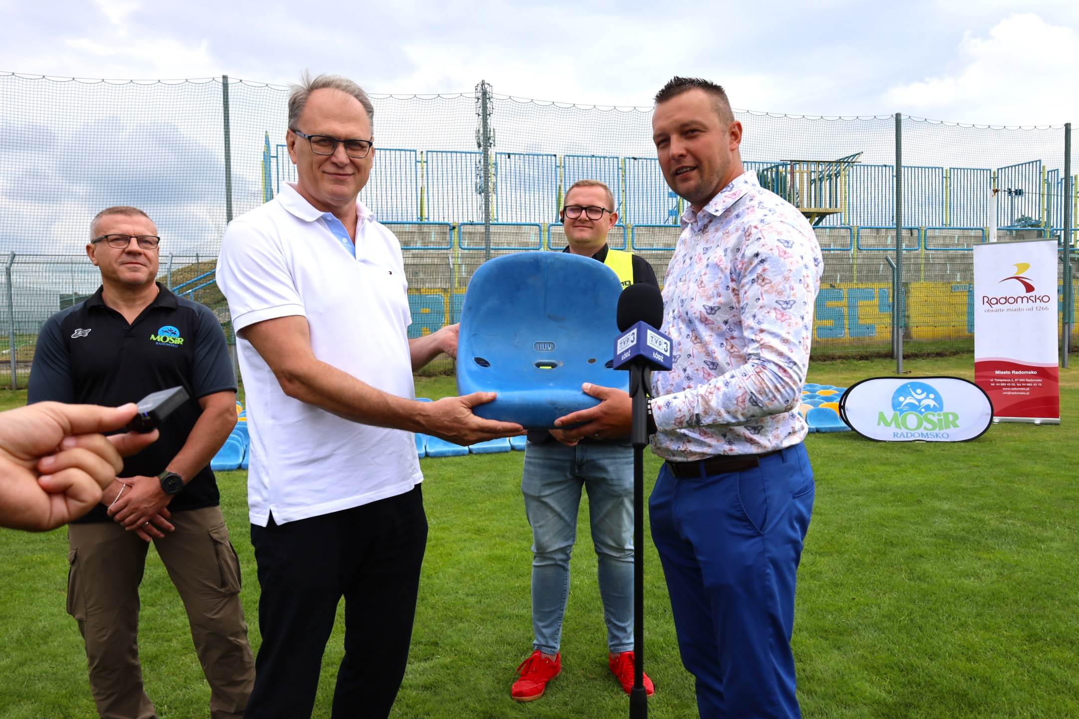 Nowy rozdział w historii stadionu miejskiego w Radomsku – symboliczne przekazanie krzesełek dla klubu RKS, które trafią do kibiców