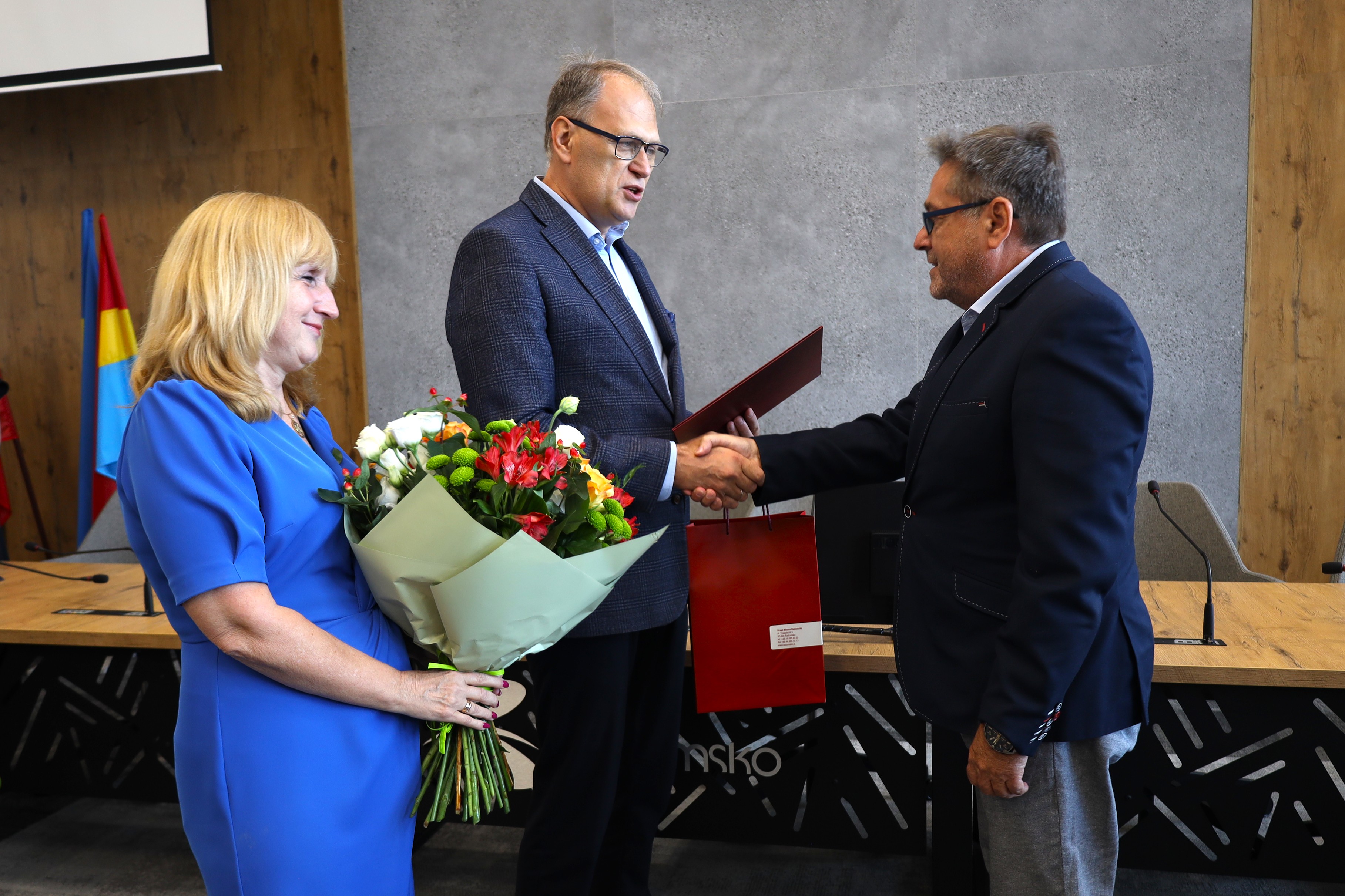 Spotkanie dyrektorów szkół i przedszkoli – awanse zawodowe i wzruszające pożegnanie