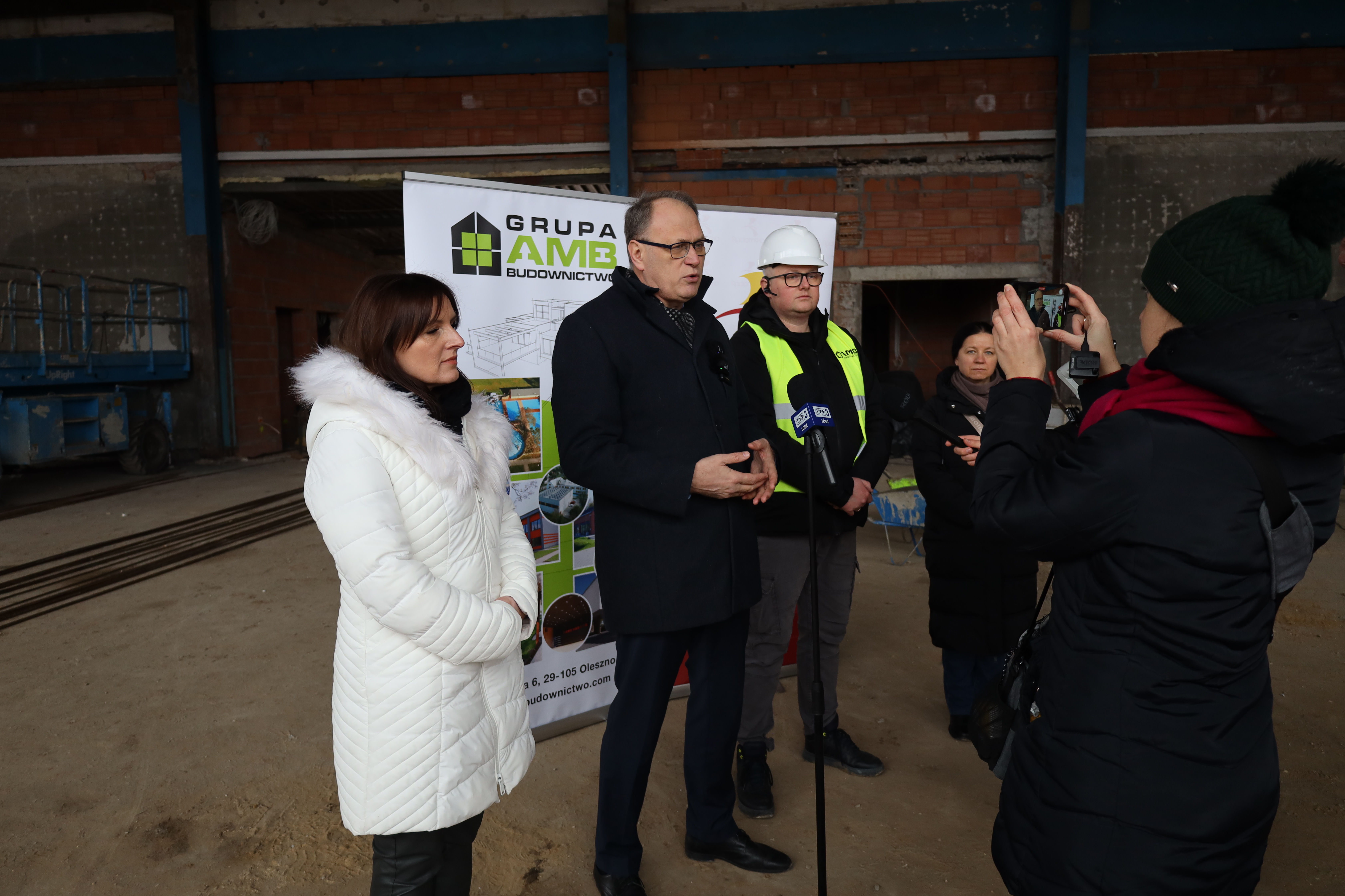 Z basenu w nowoczesną arenę sportu - trwa przebudowa starej pływalni przy ul. Leszka Czarnego