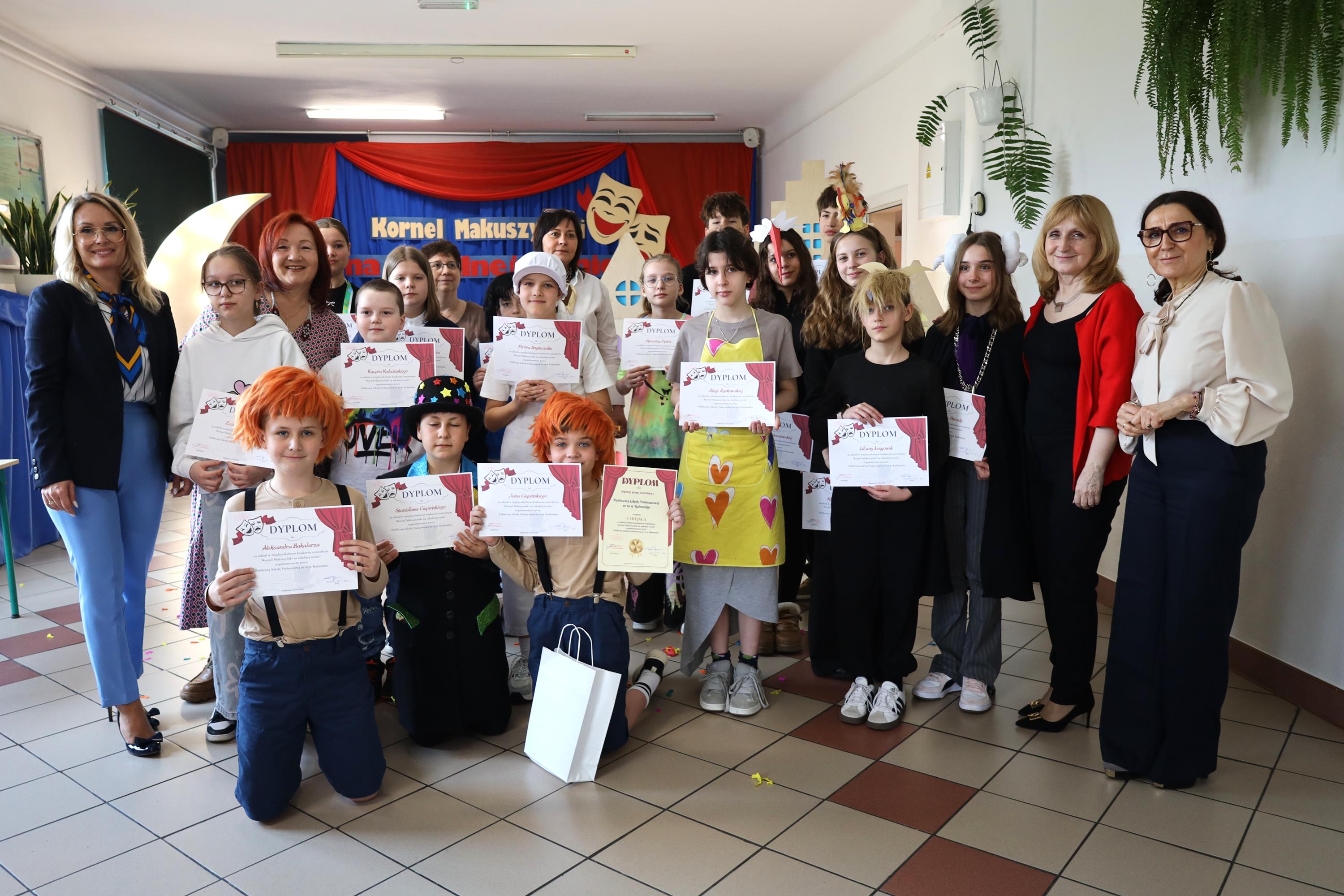 Etiudy inspirowane Makuszyńskim na szkolnej scenie PSP nr 10