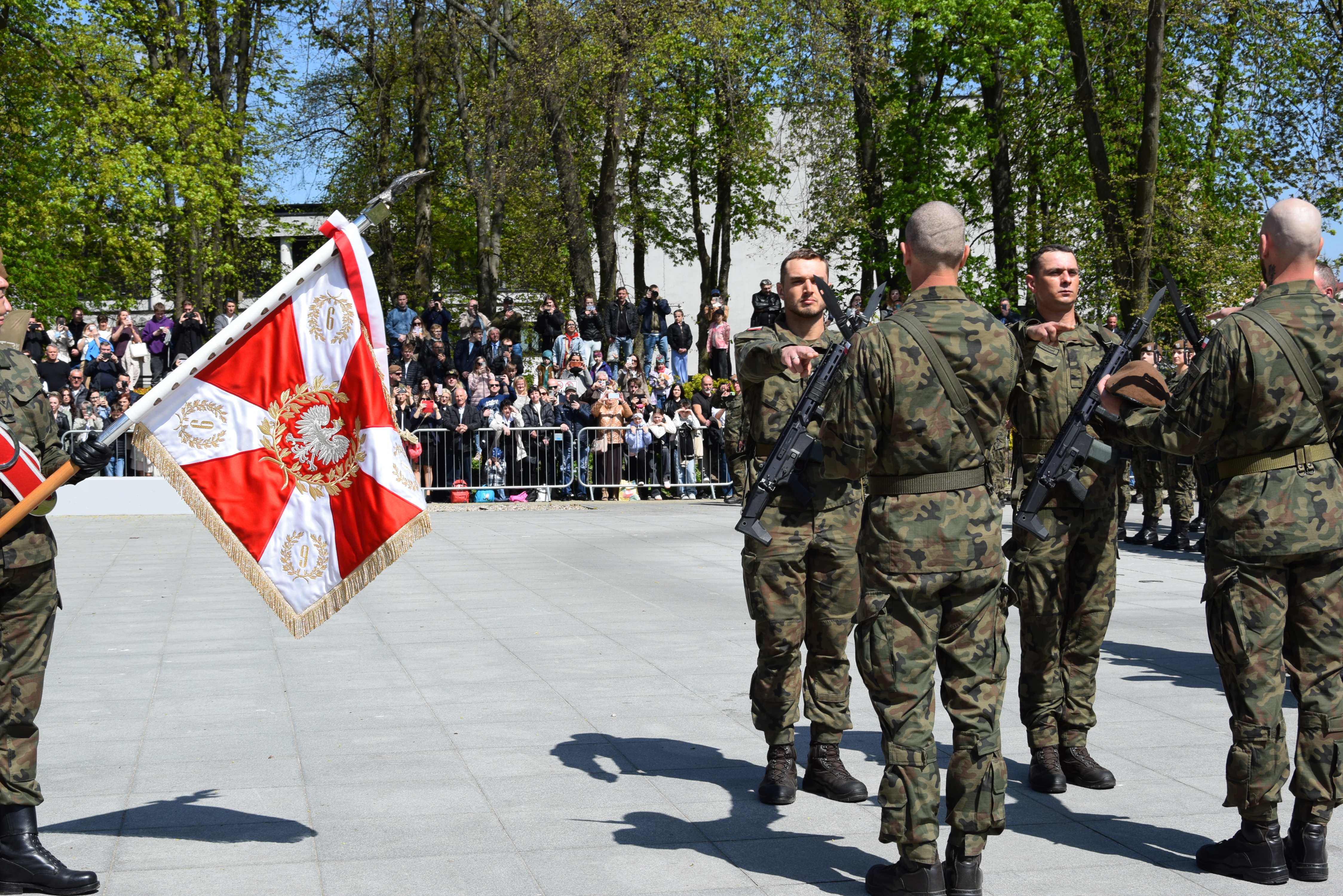 Uroczysta przysięga i defilada w Parku Świętojańskim. Święto 9 ŁBOT w Radomsku