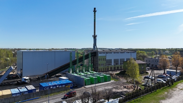 W Radomsku trwa budowa kotła biomasowego. Zamontowano komin nowej instalacji.