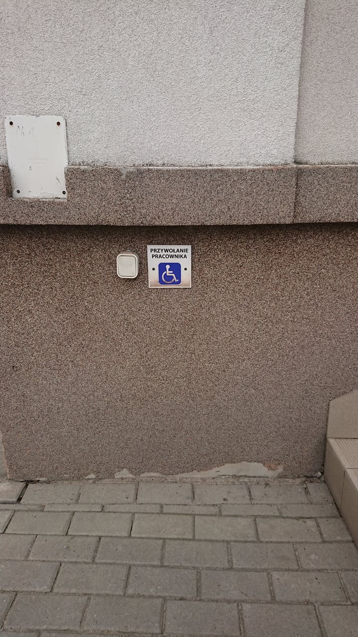 dzwonek na ścianie budynku tuż przed schodami dzwonek na ścianie budynku tuż przed schodami