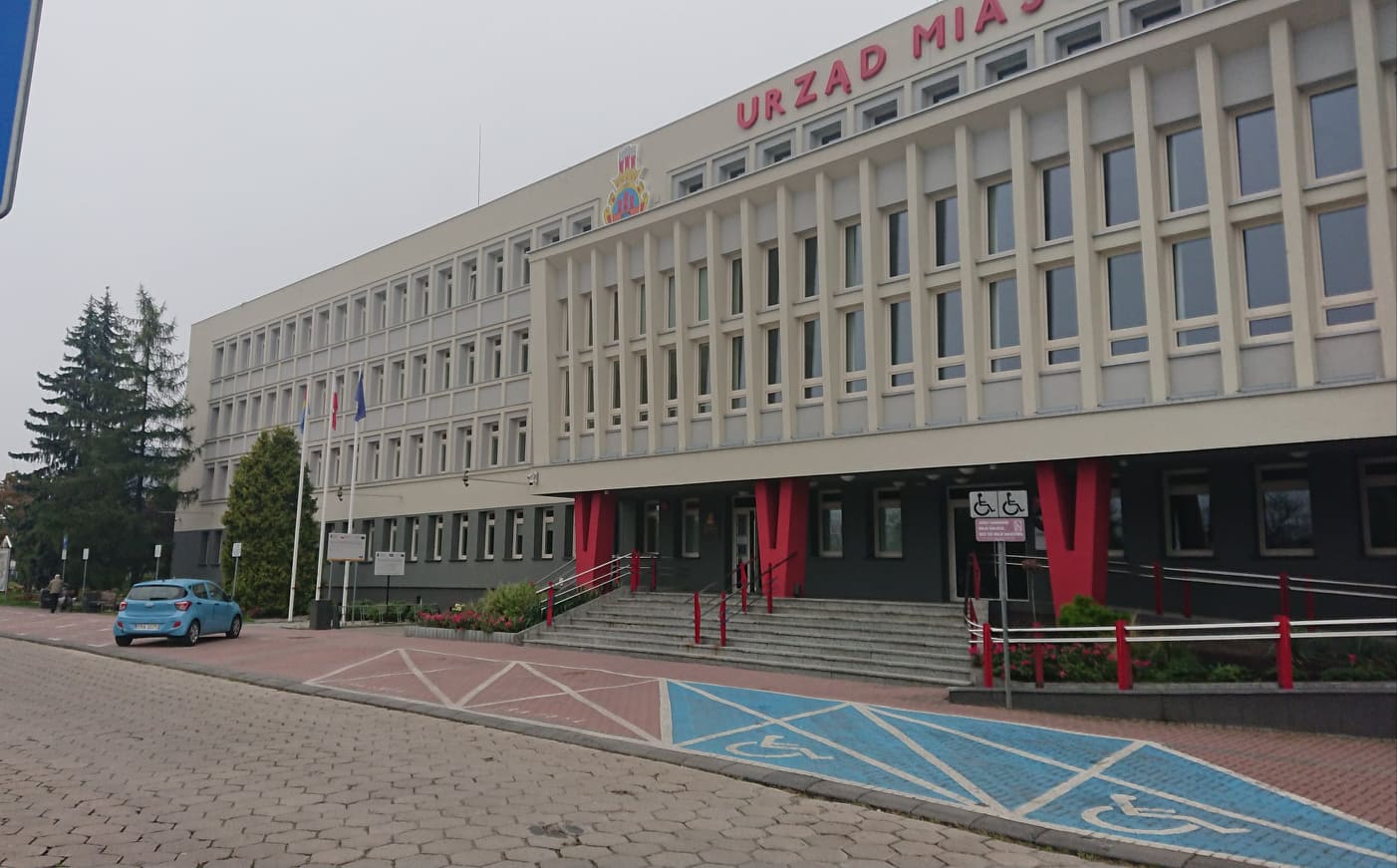 miejsca parkingowe przy wejściu głównym, miejsca parkingowe przy wejściu głównym,