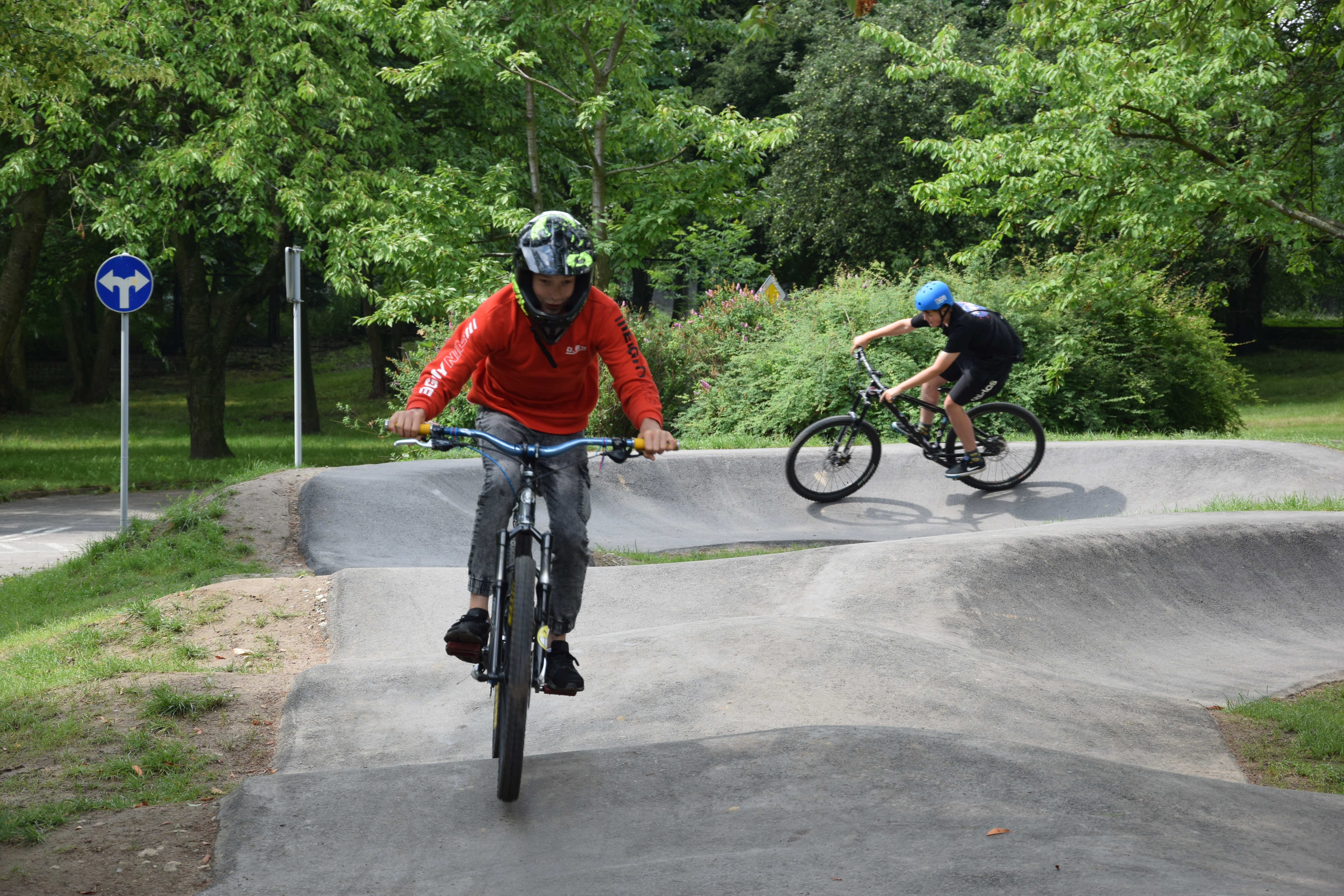 Edukacyjne spotkanie z policją przy Pumptracku
